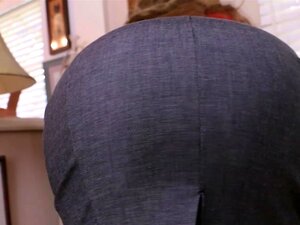Die vollbusige Milf Julia Ann dehnt ihre Muschi mit einem großen