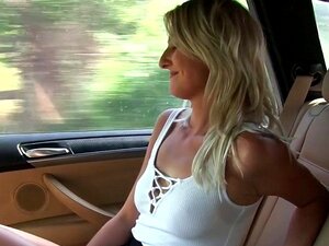 Blond blottande fitta för taxirabatt. Tjeckisk amatörblondin som