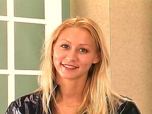 Sexy blonde Schlampe in Lederjacke posiert