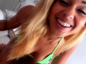 POV di una bimba amatoriale che cavalca un cazzo