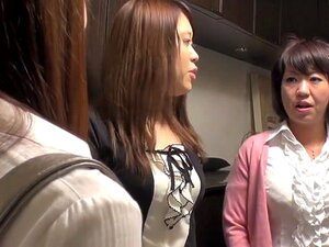 Eksoottinen japanilainen tyttö upeassa soolonaisessa, kypsä