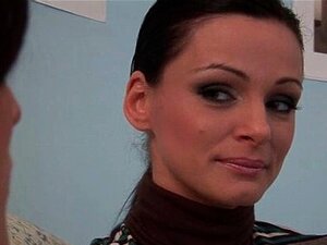 Super heiße brünette Babe wird geil