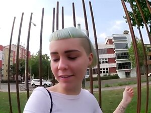 Schau dir Ersties-Flashing & Fucking in der Öffentlichkeit an! -