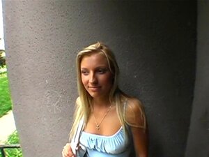 Ivrig utomhusborrning. Skönheten får en lustfylld utomhusknullning