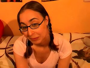 Schau zu, wie eine freche Nerd mit Zöpfen Geld bekommt, um einen