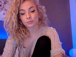 Blonde lockige Haare masturbieren mit Vibrator