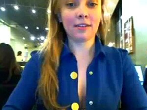 Cam-Model strippt und blitzt in einem sehr überfüllten Café vor der