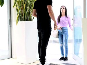 Freaky Süße findet sich in einem harten interracial Gangbang wieder