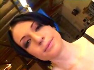 Une jolie femme au visage donne une pipe baveuse