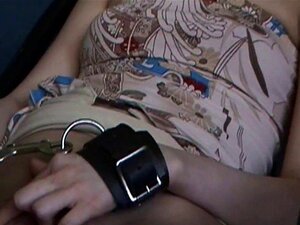Süße mit verbundenen Augen benutzt ein Halsband, das sich in Besitz