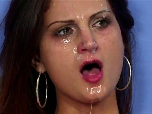 Sexy Bombe bekommt einen Cumshot ins Gesicht und saugt den ganzen
