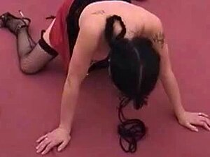 Клистир и пишање Дивља секси лепотица