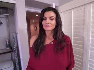 Heiße brünette und vollbusige Stiefmutter Becky Bandini ist