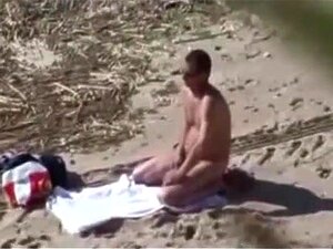 Strandseks betrapt door voyeur,