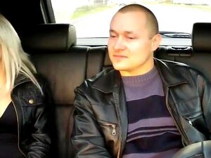 Ehemann schaut zu, wie seine Frau im Taxi fickt