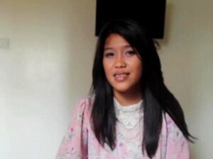 Swingende exotische Sandy lutscht und fickt im Arsch. Die empfindsame