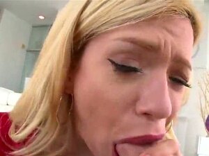 Lumoava nukke esittelee isoa peppuaan ja saa perseensä naulattua.