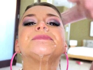 Diepthroated speeksel slet. Diepe keel speeksel slet proeft enorme lul