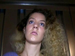 Bekijk hoe deze geile blonde babe een slordige blowjob geeft in de