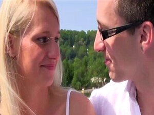Blond sötnos blir kysst