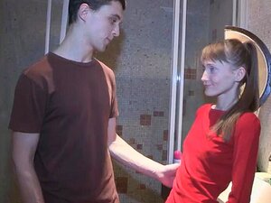 Риба стоји у разним позама и добија