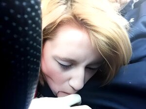 Schlampige blonde Ehefrau liefert einen fantastischen Blowjob im Auto