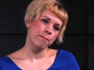 Seilige BDSM-Sub mit dem Arsch nach dem Spielen