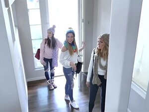 Zierliches 19-jähriges Mädchen und 2 bffs bekommen ein Haus doppelt