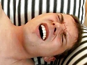 französischer Freund wird tief hart anal gefickt