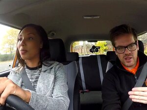 Instruktor schiebt riesigen Schwanz in Ebony. Fake-Fahrlehrer schiebt