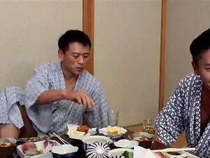 asiatische Geisha wird von Typen ausgezogen