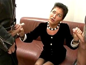 Karvainen saksalainen mummo saappaissa ottaa kaksi kyrpää