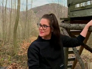 Lass uns einen großen Schwanz im Wald jagen - Little Caprice, Little