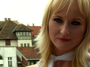 Monika, die verführerische Herrin, gibt ihrer Magd einen verbotenen