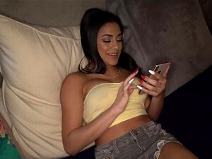 Schlampige Stiefschwester findet meinen Porno und will mir ein paar