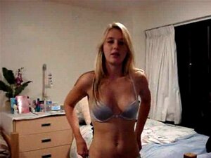 Surullinen Meg pukeutuu nukkumaan. Surullinen Meg pukeutuu sänkyyn