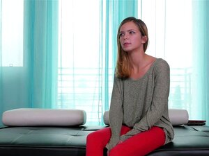 Skittish 19-Jährige wird für einen Fake-Kalender-App-Job in ihre