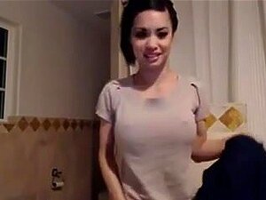 Sexig asiatisk badar och blir knullad på cam,
