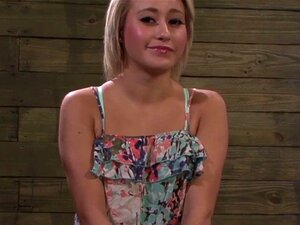 Lesbische süße Strapon wird von einer rauen Herrin gefickt