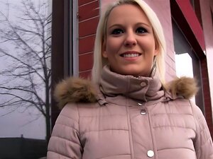 Blondin knullade fet kuk offentligt
