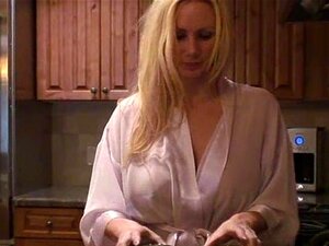 SAHNE MIT MEINEM KAFFEE - MASTURBIERENDE BLONDE EHEFRAU