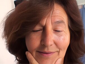 Er schnappt sich und fickt eine alte Frau mit riesigen Titten