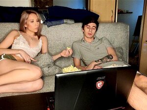 Schüchterner Student fickt in beide Löcher, sexy Mitbewohner.