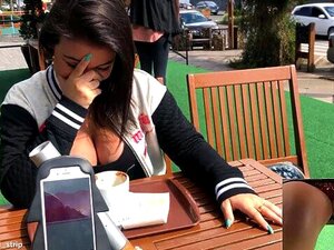 Öffentlicher weiblicher Orgasmus, interaktives Spielzeug, schöne