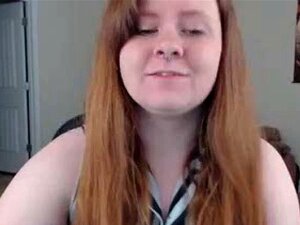 Sexy mollige BBW Rothaarige fickt ihre Muschi hart