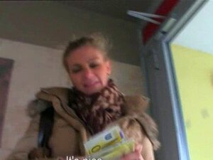 Schau dir den Typen an, wie er diese blonde Hottie im