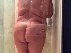 Rijpe BBW met bruine lijn onder de douche