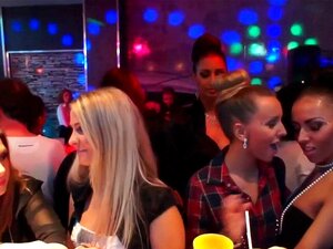 Glam lesbiennes vingeren. Glam lesbiennes grijpen kont en vingeren op