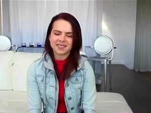 Kleine Süße kann seinen Monster-Schwanz kaum in ihre Löcher nehmen