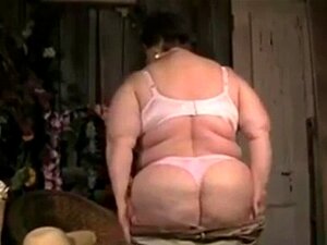 BBW heiße Oma strippt und masturbiert. BBW heiße Oma strippt und